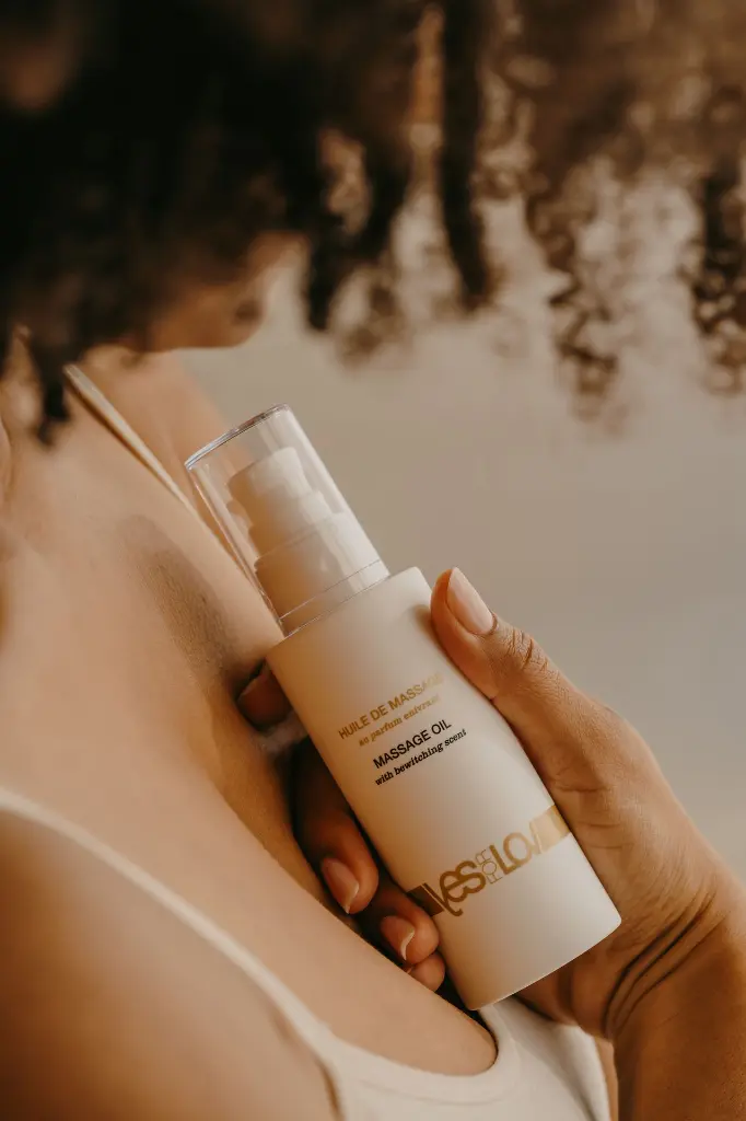 Moodpictures_photos_ambiance_huile_massage_enivrante_bewitching(3)_yesforlov_Srvb.webp